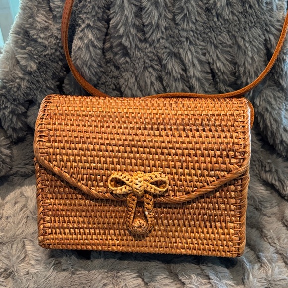 unknown Handbags - Elegant Woven Crossbody Bag in Tan